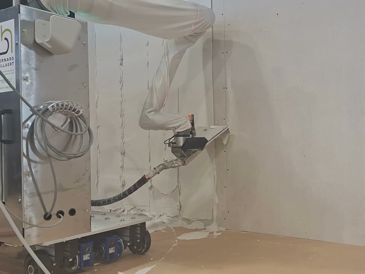 De I-render pleisterrobot brengt pleister aan op een muur